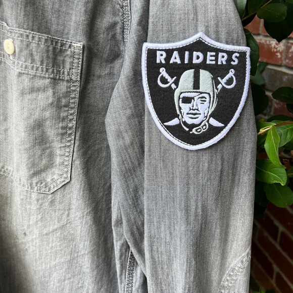 Men’s Raiders Levi’s/NFL button up - Picture 3 of 3